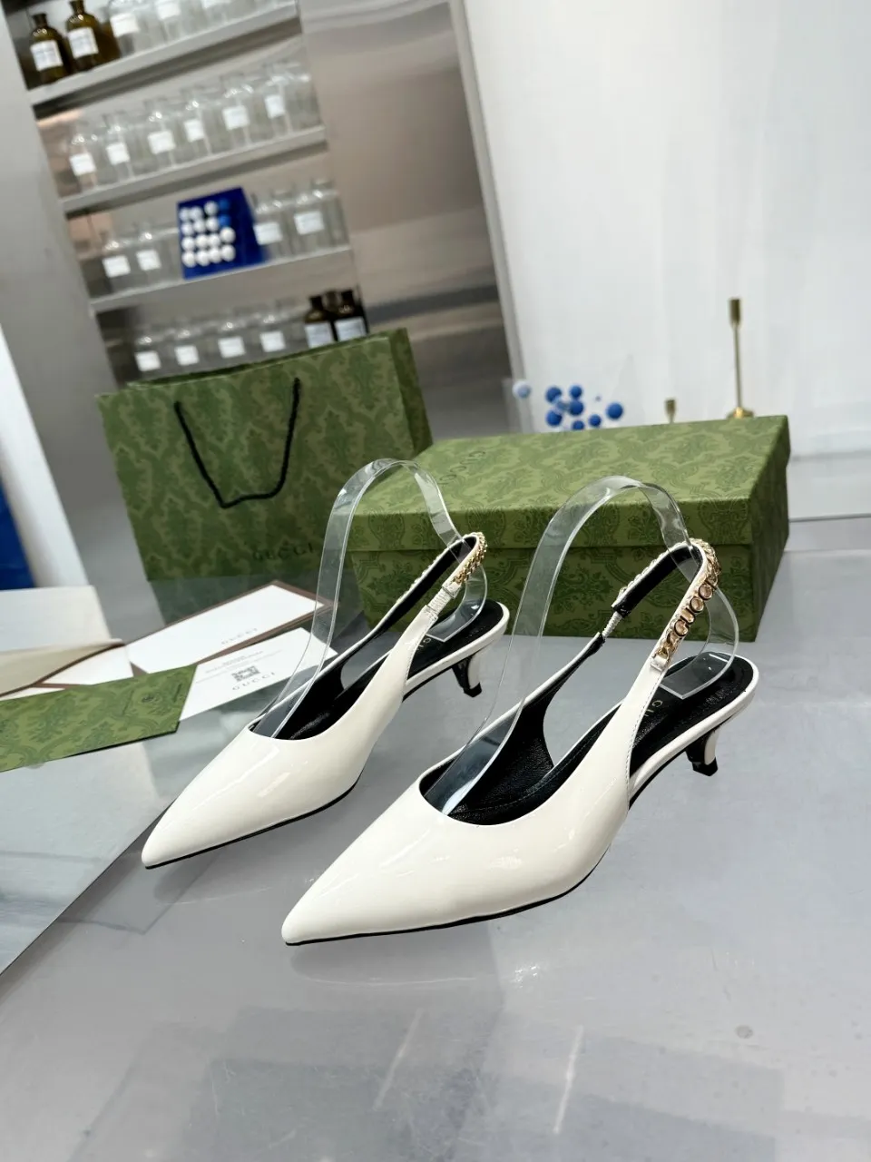 👟👟Ex-factory price 440👟👟 (genuine leather sole +40) Gucci Signoria pumps are named after the central square of Florence, recreating the classic and elegant style of the birthplace of the brand. Combining shiny patent leather with a pointed toe, these shoes are embellished with Gucci's signature chain, adding a stylish edge to your new season wardrobe. Upper: Made of first-layer imported patent cowhide/sheepskin lining. Outsole: rubber non-slip outsole/genuine leather outsole. Size: 35-42 (34/41 42 customized, non-refundable)